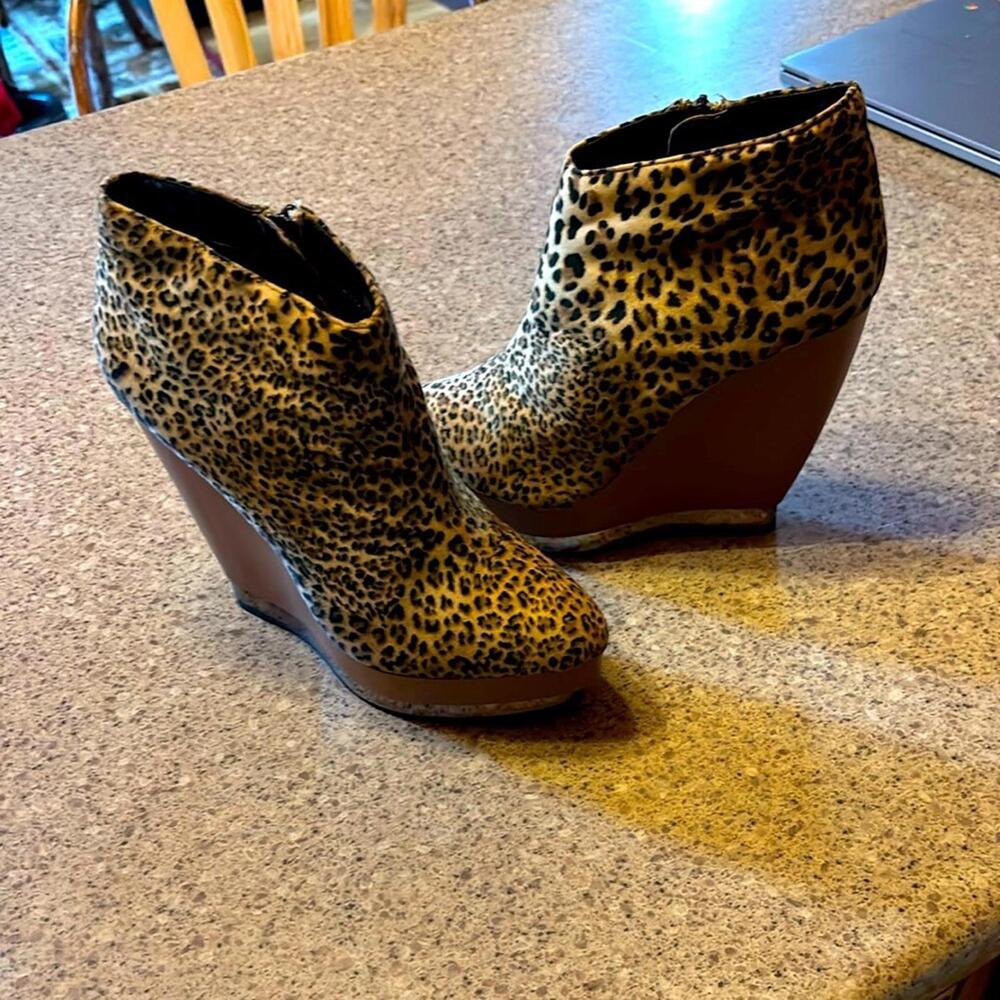 Promise‎ Black and Tan Heels with Wedge Design and Leopard Print